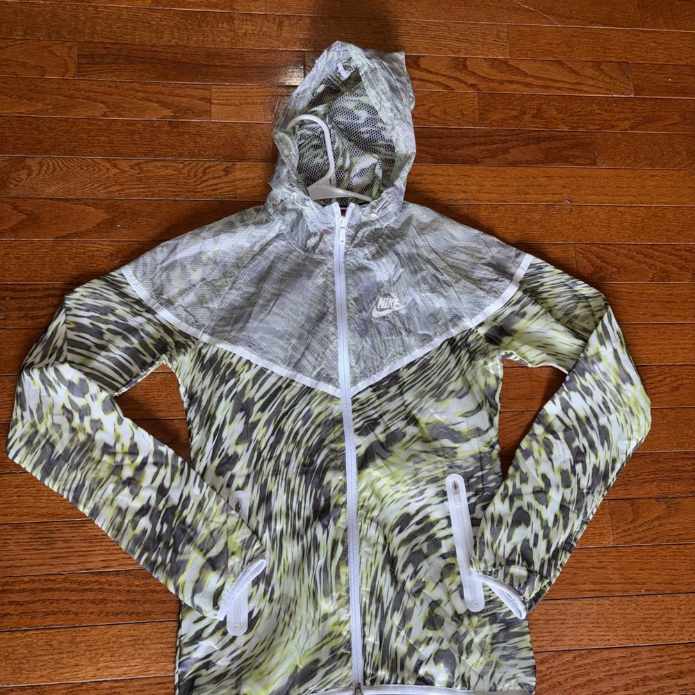 Women - Nike Swirl Pattern Windbreaker Jacket NEW. Good for Runners!